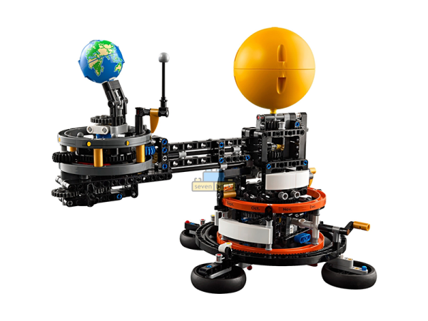 LEGO 42179 Planet Earth and Moon in Orbit